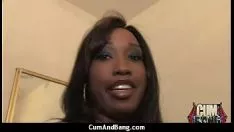 Jouer arbre d'ébène baisée par un type de gumshoes blanches dans un gang upspang 4