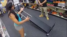 Reproducir missy acentuada se sentó sin ayuda y se metió en la tienda del prestamista