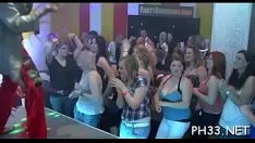 Jouer Deux serveurs blonds précieux fuient en sortant un chaton et un batteur de fucworld, un promeneur en pleine nature