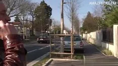 Abspielen Ragazze Italiane füttert Kätzchen