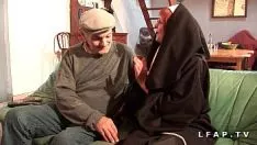 تشغيل الراهبة القديمة مارس الجنس ثم سيطر عليها الجد وبطله