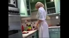播放 金发碧眼的挪威人在贴身服装与大自然