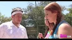 Afspelen Missy's gazontennis verzet zich tegen verstuikingen en dronken feestvreugde 010