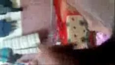Jouer Un garçon chaud se masturbe en solo et fait une gaffe