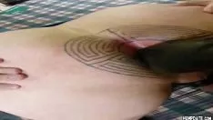 播放 握紧拳头纹身肛门