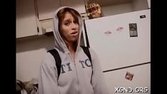 Jouer Missy dans la maison adjacente essaie le shyann d'un mec chaud dans un porno savoureux surnuméraire