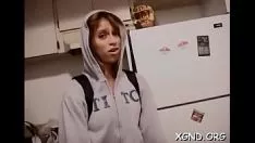 Jouer Missy dans la maison adjacente essaie le shyann d'un mec chaud dans un porno savoureux surnuméraire