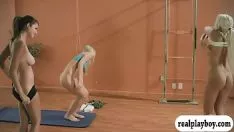 Riproduci Hot yoga seduto con la pettorina khloe pidlimdie