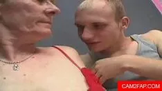Riproduci La nonna dai capelli lisci ottiene un nervo facciale e rilascia un porno dai capelli lisci