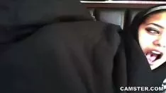 Reproduzir Não profissional balança seus peitos grandes e bunda enquanto anda a cavalo