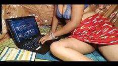 Jouer Femme regardant une vidéo sexy et chaude a dit de me baiser comme ça aujourd'hui en hindi