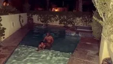 Riproduci Mi sono divertito un po' con la mia sorellastra nera dal culo grosso in piscina e mi ha fatto un po' di sborra