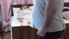 Afspelen Sexy blonde frina in de slaapkamer op bed masturbeert haar kutvingers en krijgt een sterk orgasme. op dat moment kwam haar oude kamergenoot de kamer binnen. masturbatie kutje. masturbeerde poesje. solo-milf. grote natuurlijke tieten. kutje. buit milf. borsten. jong en oud.