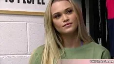 Redare Chloe, adolescentă drăguță, majoretă blondă, a fost prinsă la furt și încearcă să nege totul