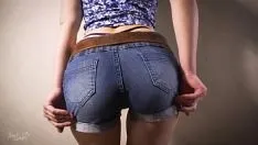 Riproduci Amatoriale giapponese in pantaloncini di jeans attillati che si stuzzica la coda di balena