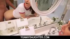 Reproducir Hijastra adolescente cepillándose los dientes follando en pov