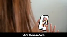 播放 渴望妈妈 - 卡门·瓦伦蒂娜在基亚拉·科尔吃她的阴户时吮吸继子