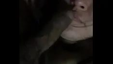 تشغيل سخيف فمها وكومينغ أسفل حلقها