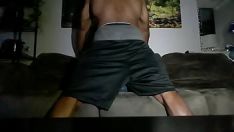 Abspielen Schläger mit durchhängender hose und grobem buckelkissen im doggystyle