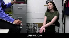 Jouer L'adolescent voleur de lifter4k devra rendre service à l'officier du lp - athena heart