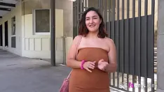تشغيل فاتنة الكلية الهواة تحصل على بعض النقود الإضافية مع المنتجات المزيفة!
