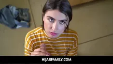 Redare Hijabfamily - drăguța din orientul mijlociu angeline red este gata să meargă până la capăt cu iubitul ei și îi sare pe penis