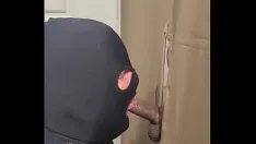 Afspelen Onbesneden latino-bouwvakkers staan ​​in de rij voor de deur. zijn lading is leuk