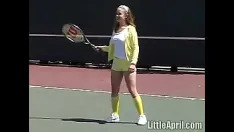 Riproduci La piccola april si masturba all'aperto dopo il tennis