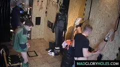 Redare Curvy MILF Luci Angel devine sălbatică într-un gangbang de petrecere fetiș