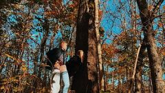 Abspielen Blondes Luder mit großem Schwanz wird öffentlich im Wald gefickt