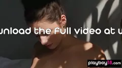 Redare Micuta brunetă Alexandra Belle care pozează goală și își arată sânii și păsăricile perfecte
