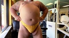 Oynat Muscle Bear Büyükbabası Spor Salonunda Şişman Horoz Açıyor