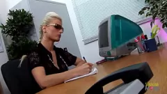 Abspielen Drei unersättliche MILFs werden wild für Anal- und doppelte Penetration mit großen Schwänzen