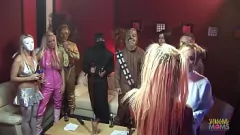 Abspielen Kostümparty Orgie: Milfs in Strümpfen werden mit Schwanz gefüllt