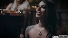 Odtwórz Złap Ginę Valentinę i Reagan Foxx w parnym lesbijek z owłosionym lizaniem i palcami cipki