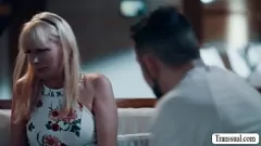 Riproduci T-Girl Stepmom non può resistere al grande cazzo di figliastro