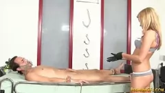 Reproduzir Sensual Dominatrix Teen dá uma punheta intensa em um pau grande com salto alto e dominação fetichista
