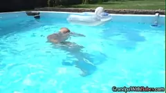 Oynat Kıvrımlı Sarışın Hatun, Havuz Kenarında Bikinili Şanslı Bir Kıdemli Tarafından Açık Havada Şaşkın Tedavi Alıyor