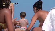 Abspielen Diese nackte Statue, auf der jede Missy sitzt, schmeißt sich ab, um ihre vollbusige Person zu sonnen