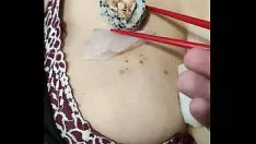Abspielen Ich habe Sushi bei isolid Food organisiert, da kam das Geisha-Mädchen?