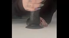 Reproduzir Bbw em grande parte tatuado alt missy chupa dildo blacken