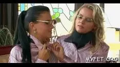 تشغيل يحصل Missys ذو القرون على mussy ويتناول طعامًا رائعًا للتغذية